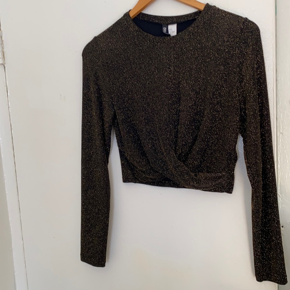 Black and gold long sleeve crop top